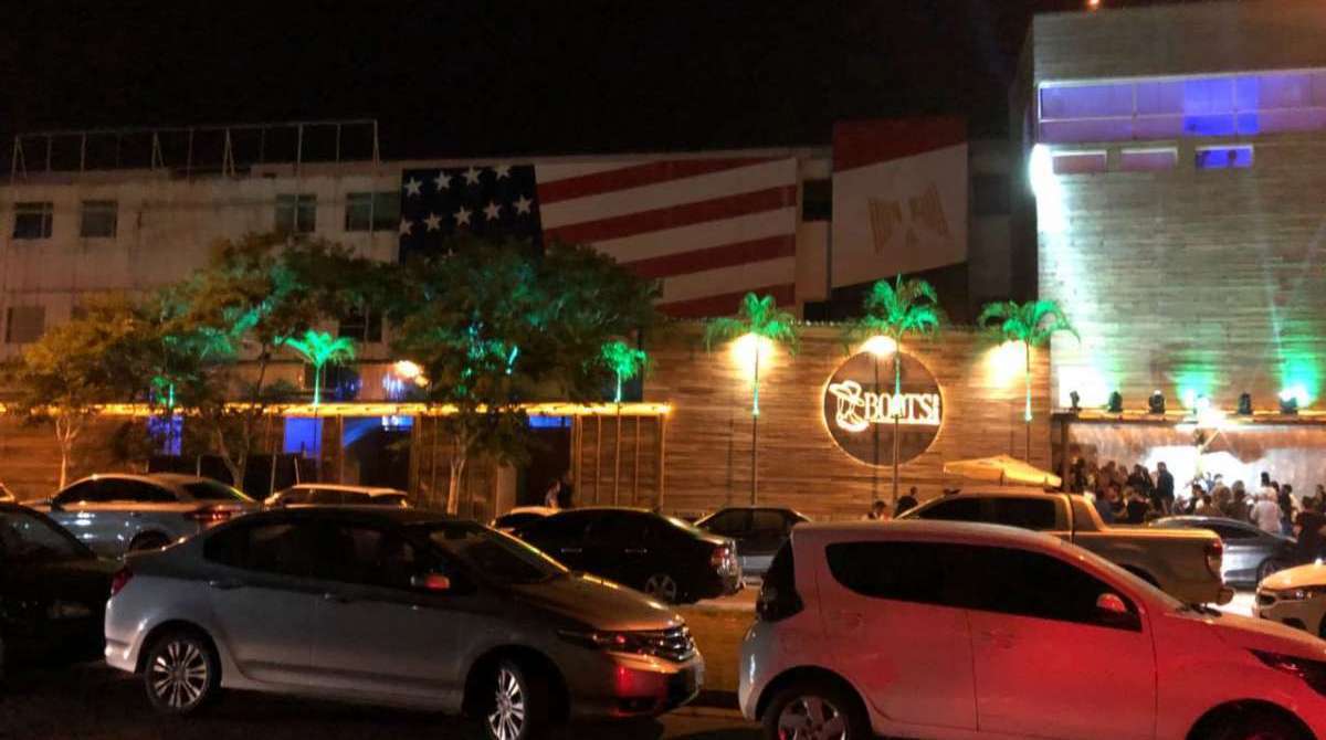 Carros estacionados na frente da boate - Reprodução / WhatsApp O DIA 98762-8248