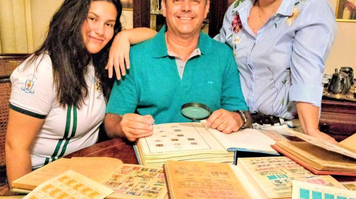 O engenheiro Marcelo Tartari, ladeado pela esposa, a dentista Vanessa Tartari, e a filha, Cíntia Tartari: Família tem coleção de aproximadamente 20 mil selos.
FOTOS: Francisco Edson Alves / Agência O DIA