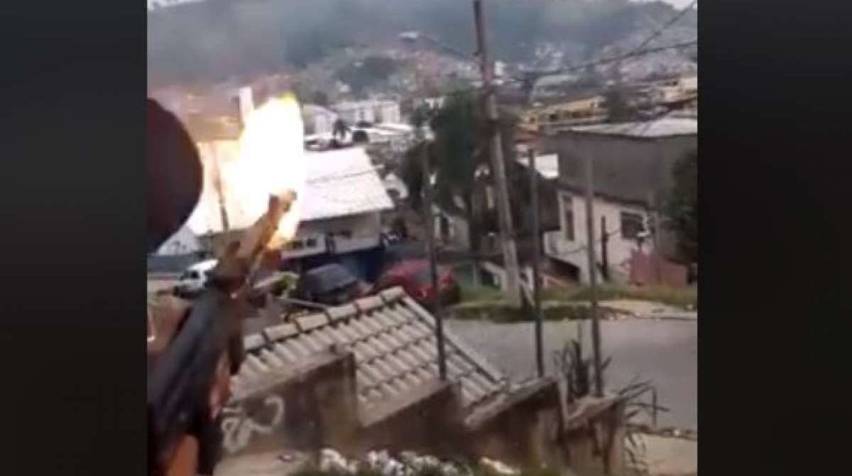 Bandido dá rajada de tiros de fuzil. Imagem teria sido feita no Morro do Urubu - Reprodução vídeo / WhatsApp O DIA (98762-8248)