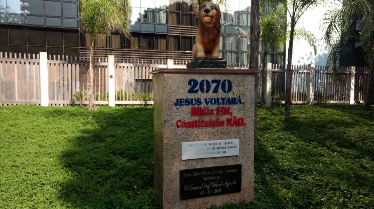 Pichação em monumento do Parque Garota de Ipanema feita pelo grupo evangélico na noite desta quarta-feira, segundo a Guarda Municipal