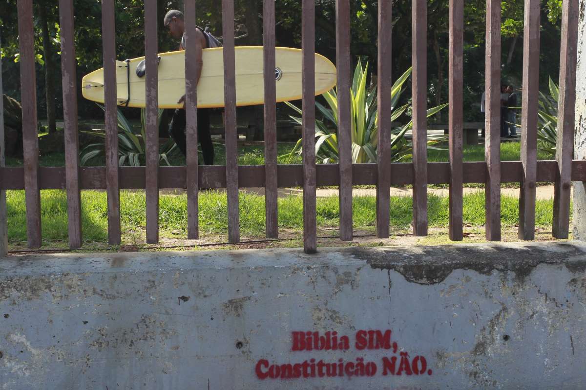 26/04/18- Pichação com a inscrição atribuída à Igreja Pentecostal Geração Jesus Cristo, no parque Garota de Ipanema, Zona Sul do Rio. Foto de Maíra Coelho / Agência O Dia. Cidade, Pancadaria, Cacetete, Feridos, Briga, Violência, Guarda, Municipal, Vandalismo, Crime, Pastor, Evangélicos,