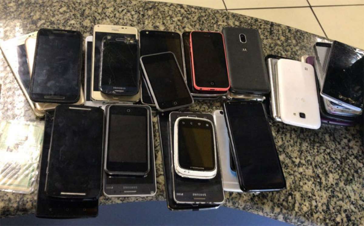 Celulares foram apreendidos com suspeitos na Uruguaiana - Divulgação