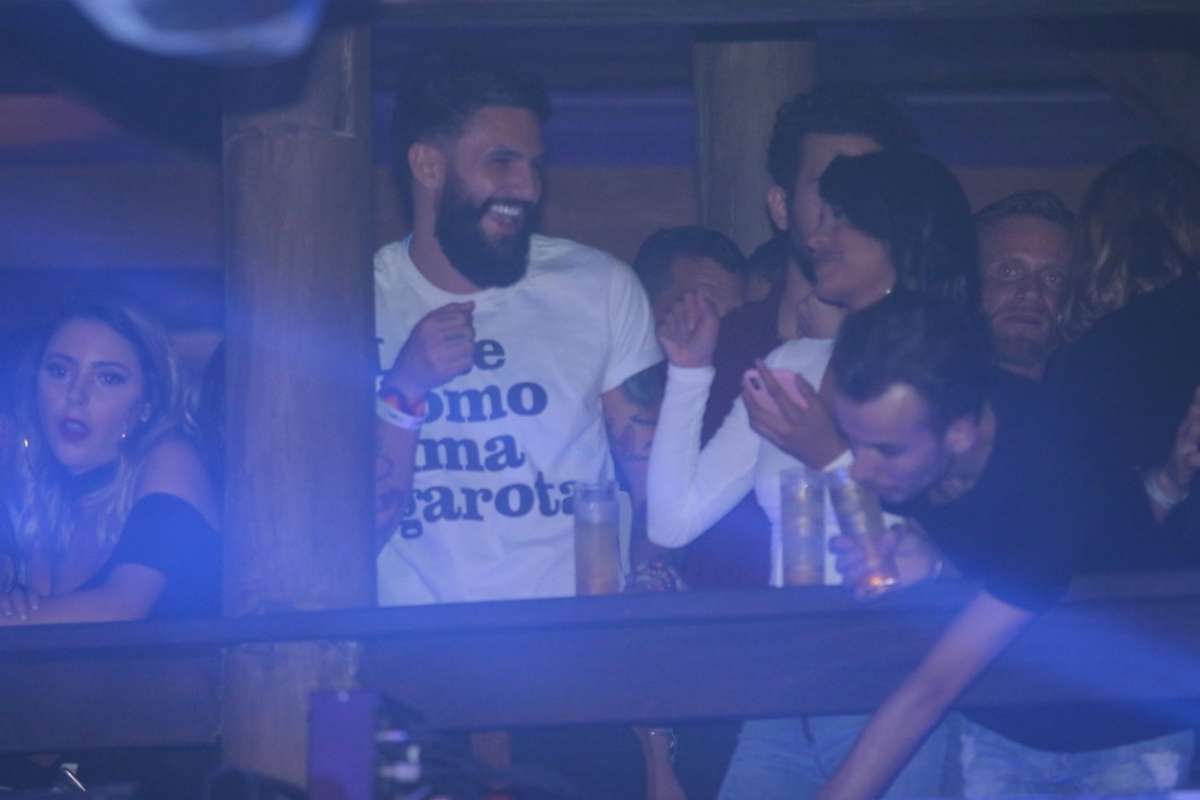 Wagner e Gleici se divertem em boate no Rio