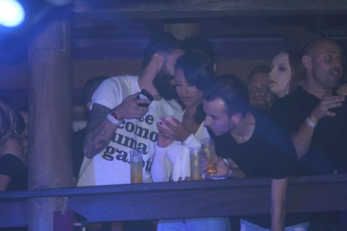 Wagner e Gleici conversam ao pé do ouvido em boate no Rio