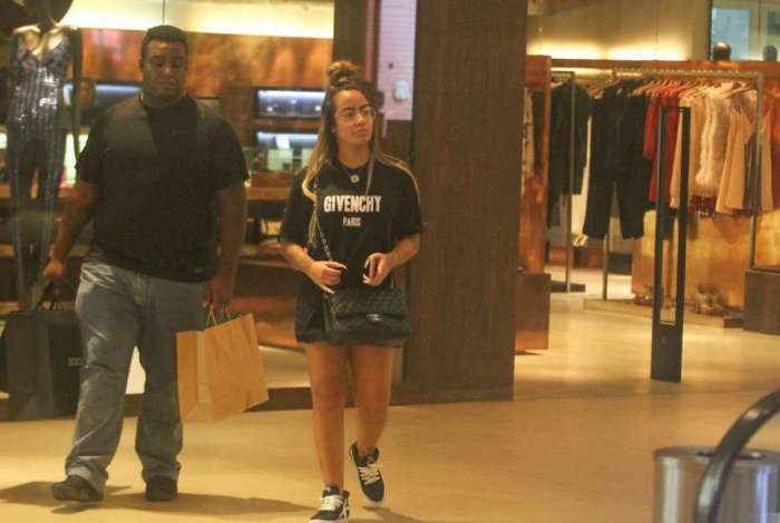 Rafaella Santos faz compras no shopping acompanhada por um segurana