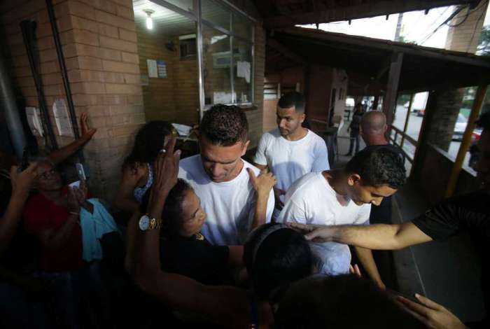 Suspeitos que foram presos em uma festa da milícia em Santa Cruz, conseguem o alvará de soltura e deixam o presídio de Gericinó, em Bangu