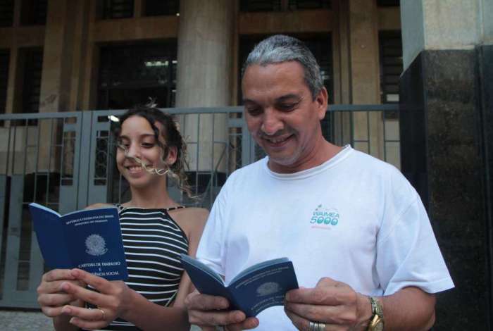 26/04/2018 - CIDADE - Minist�rio do Trabalho. Popula��o reclama de demora para retirada da carteira de trabalho.Na foto: Heraldo Neves e sua filha Kelly Almeida..Foto: Fernanda Dias / Ag�ncia O Dia.