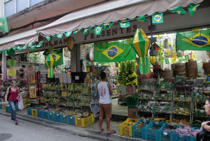 26/04/2018 - CIDADE - Lojas do Saara come�am a vender artigos para a Copa do Mundo.Foto: Fernanda Dias / Ag�ncia O Dia.