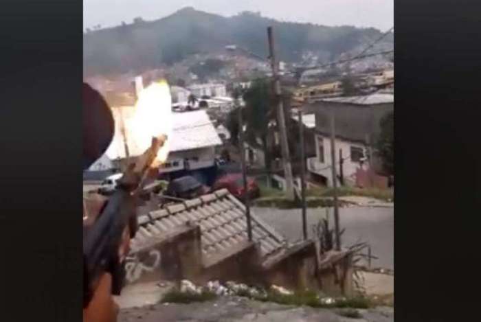 Bandido d� rajada de tiros de fuzil. Imagem teria sido feita no Morro do Urubu