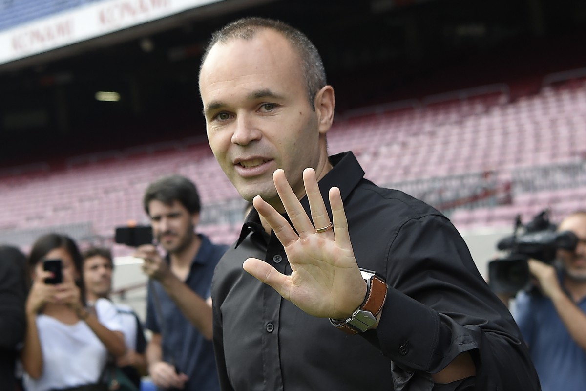 Iniesta passa por cirurgia e ficar&aacute; quatro meses sem jogar
