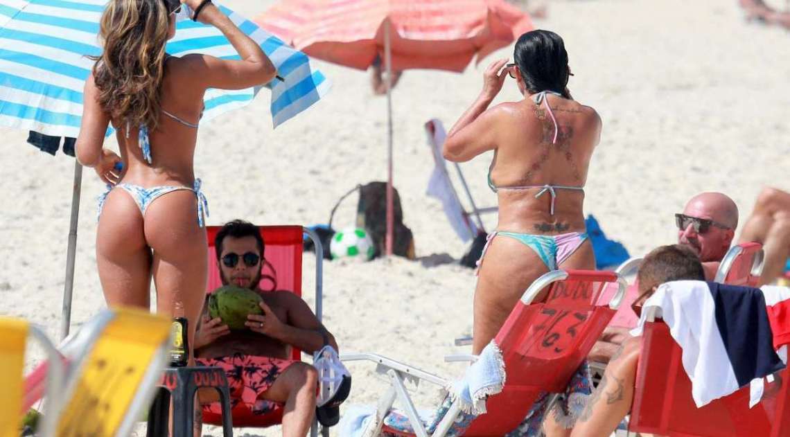 Gretchen, Carlos Marques, Thammy Miranda e Andressa Ferreira curtem dia de praia na Barra da Tijuca