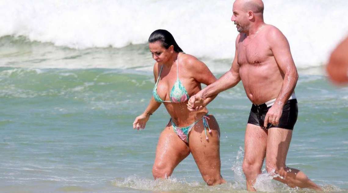 Gretchen, Carlos Marques, Thammy Miranda e Andressa Ferreira curtem dia de praia na Barra da Tijuca