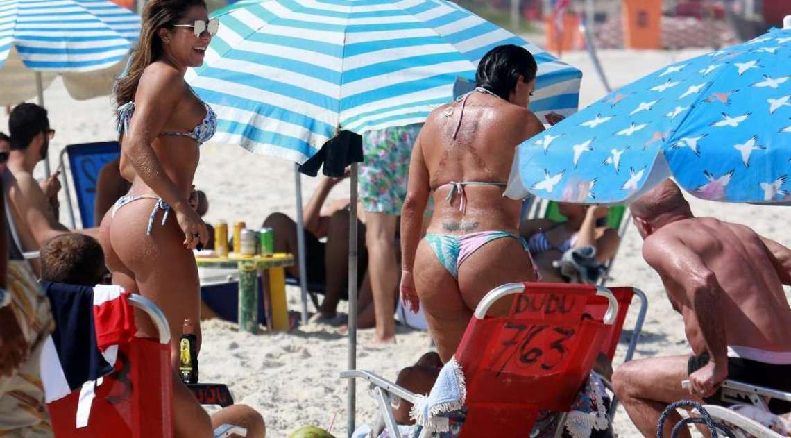 Gretchen, Carlos Marques, Thammy Miranda e Andressa Ferreira curtem dia de praia na Barra da Tijuca