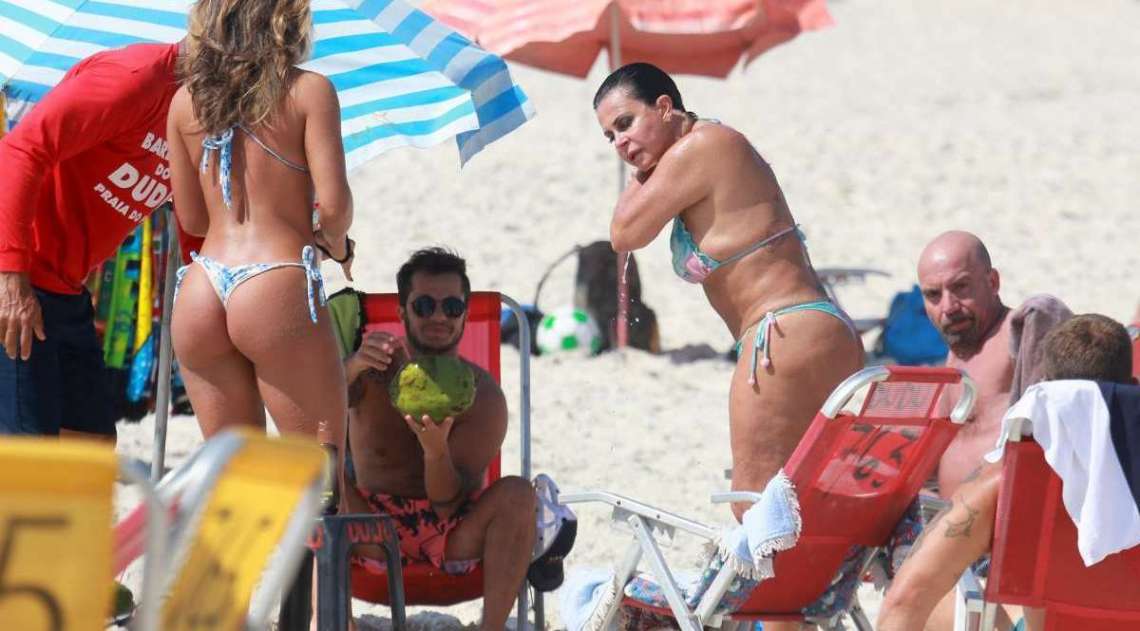 Gretchen, Carlos Marques, Thammy Miranda e Andressa Ferreira curtem dia de praia na Barra da Tijuca