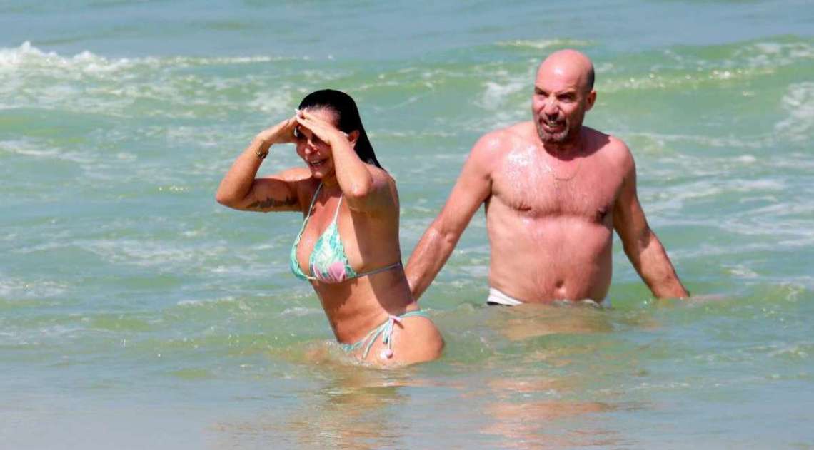 Gretchen, Carlos Marques, Thammy Miranda e Andressa Ferreira curtem dia de praia na Barra da Tijuca