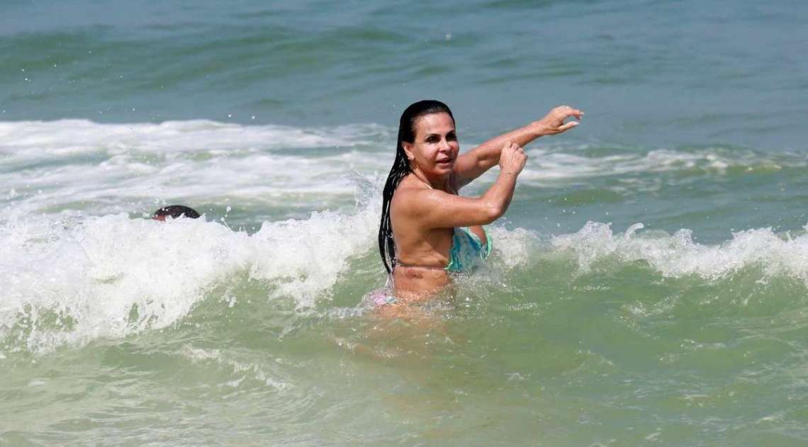 Gretchen, Carlos Marques, Thammy Miranda e Andressa Ferreira curtem dia de praia na Barra da Tijuca