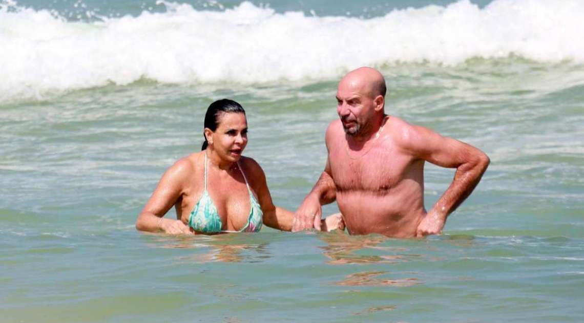 Gretchen, Carlos Marques, Thammy Miranda e Andressa Ferreira curtem dia de praia na Barra da Tijuca