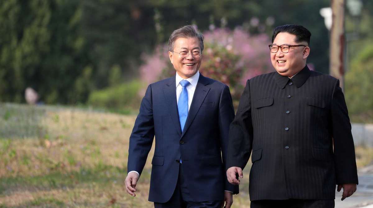 O sul-coreano Moon Jae-in e o norte-coreano Kim Jong Un: sorrisos - AFP