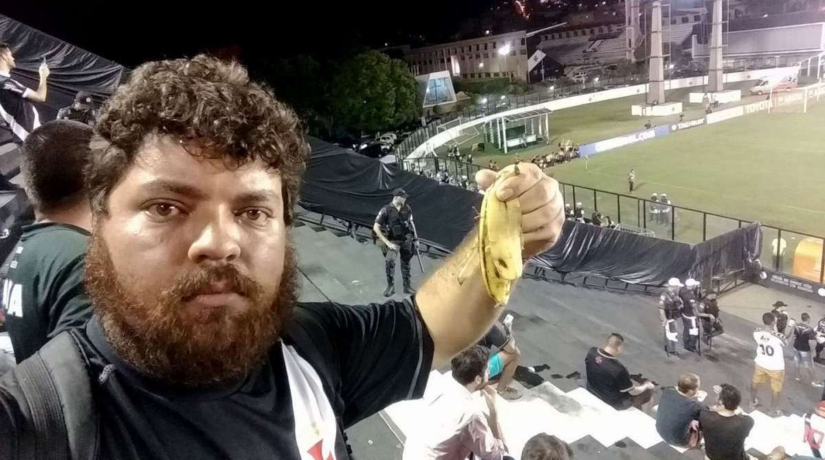 Vasca&iacute;nos mostram cascas de bananas jogadas por torcedores do Racing contra eles