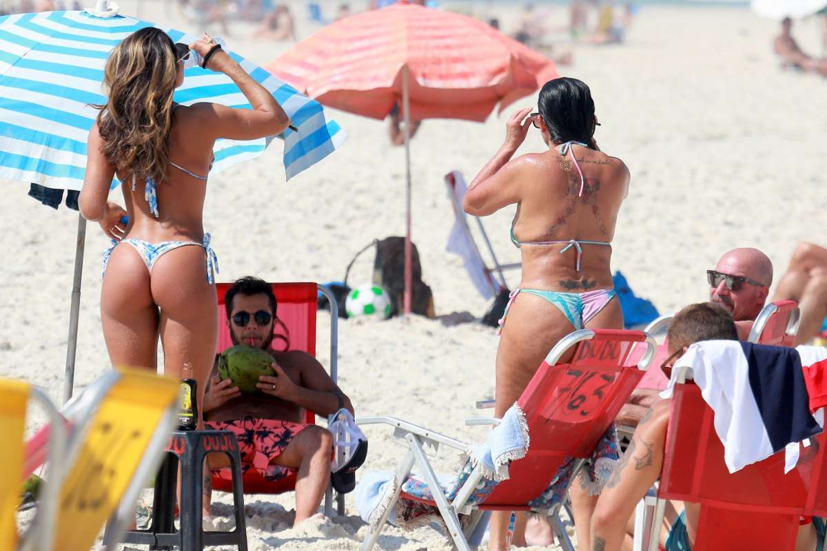 Gretchen, Carlos Marques, Thammy Miranda e Andressa Ferreira curtem dia de praia na Barra da Tijuca