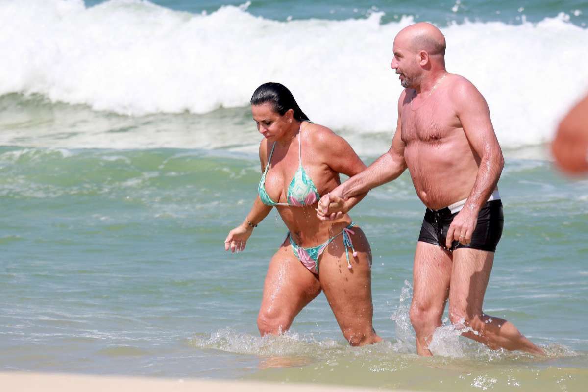 Gretchen, Carlos Marques, Thammy Miranda e Andressa Ferreira curtem dia de praia na Barra da Tijuca