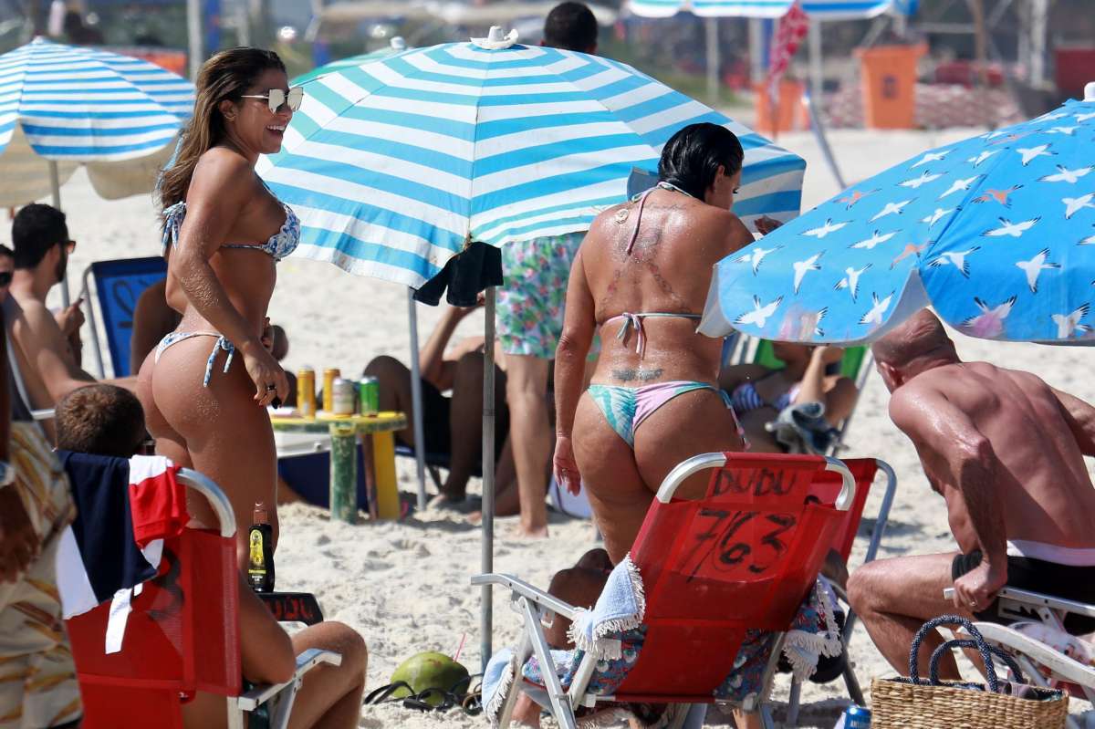 Gretchen, Carlos Marques, Thammy Miranda e Andressa Ferreira curtem dia de praia na Barra da Tijuca