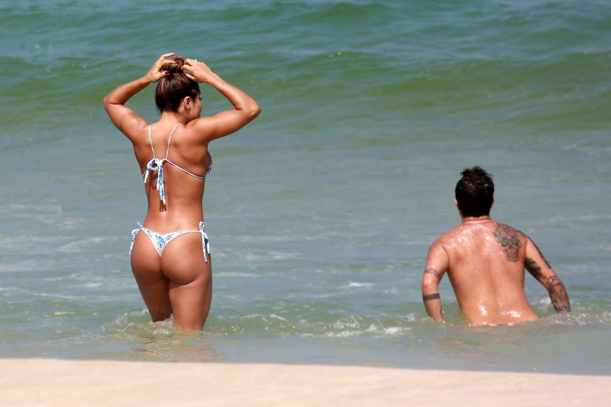 Gretchen, Carlos Marques, Thammy Miranda e Andressa Ferreira curtem dia de praia na Barra da Tijuca