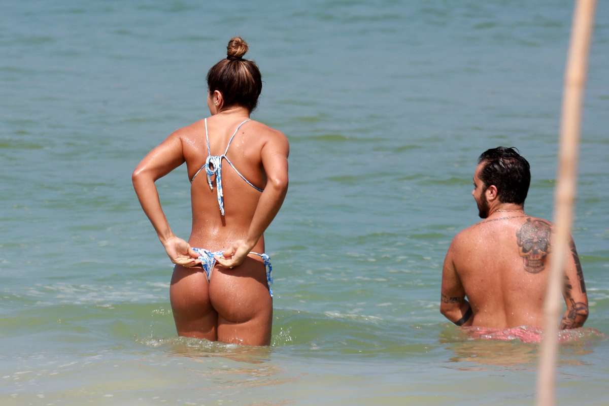 Gretchen, Carlos Marques, Thammy Miranda e Andressa Ferreira curtem dia de praia na Barra da Tijuca