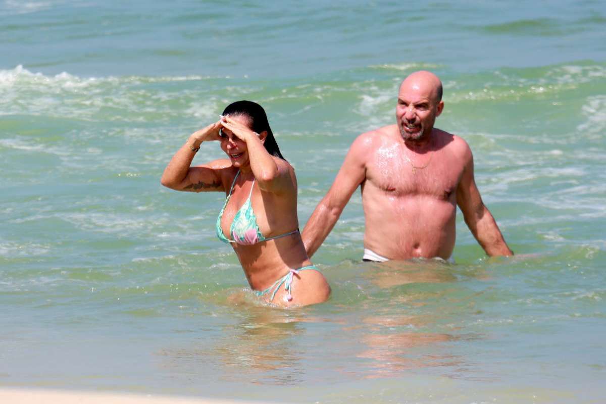 Gretchen, Carlos Marques, Thammy Miranda e Andressa Ferreira curtem dia de praia na Barra da Tijuca