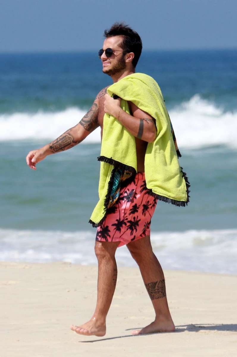 Gretchen, Carlos Marques, Thammy Miranda e Andressa Ferreira curtem dia de praia na Barra da Tijuca