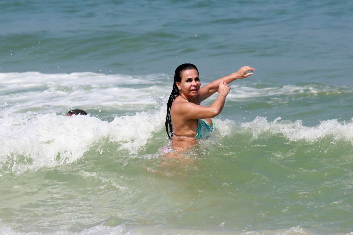 Gretchen, Carlos Marques, Thammy Miranda e Andressa Ferreira curtem dia de praia na Barra da Tijuca