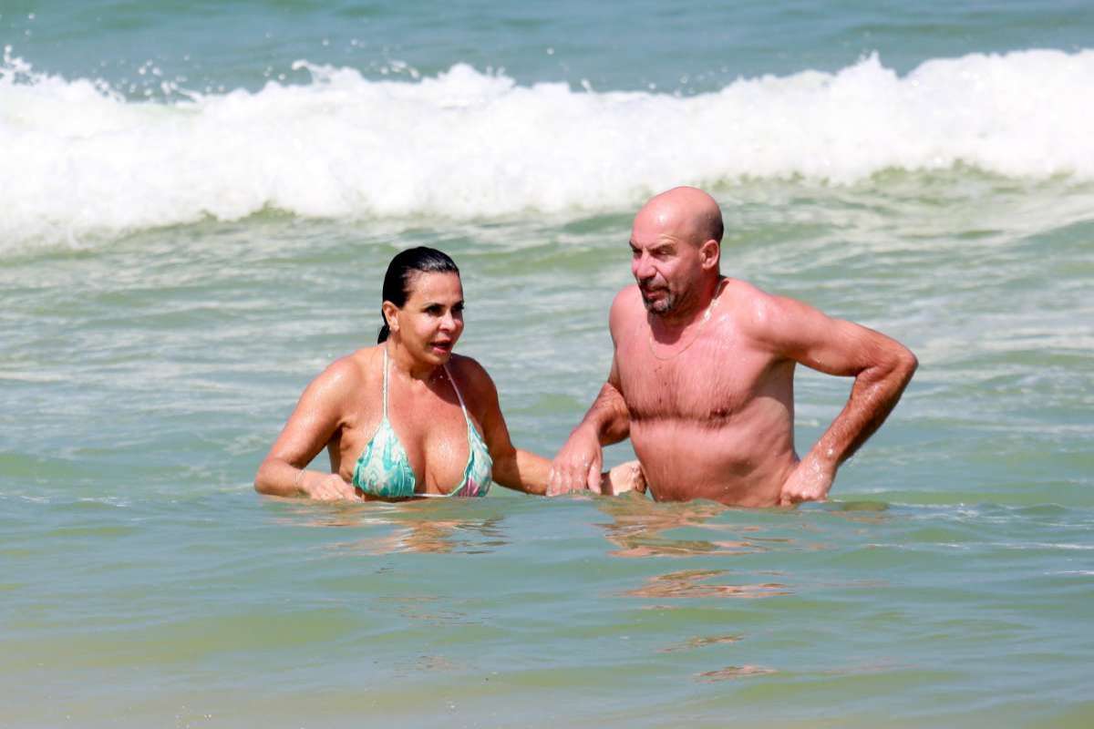 Gretchen, Carlos Marques, Thammy Miranda e Andressa Ferreira curtem dia de praia na Barra da Tijuca