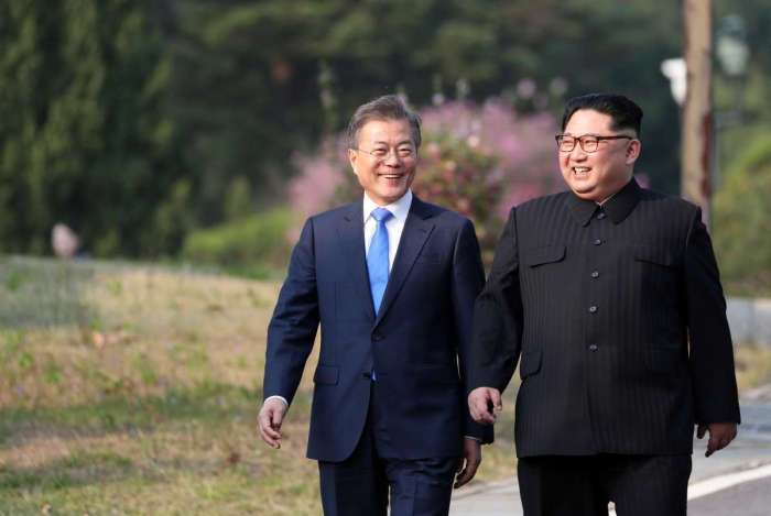 O sul-coreano Moon Jae-in e o norte-coreano Kim Jong Un: sorrisos