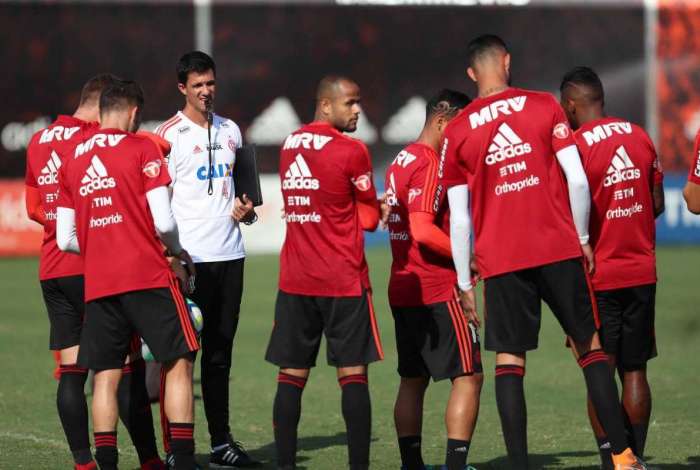 Barbieri conversa com jogadores