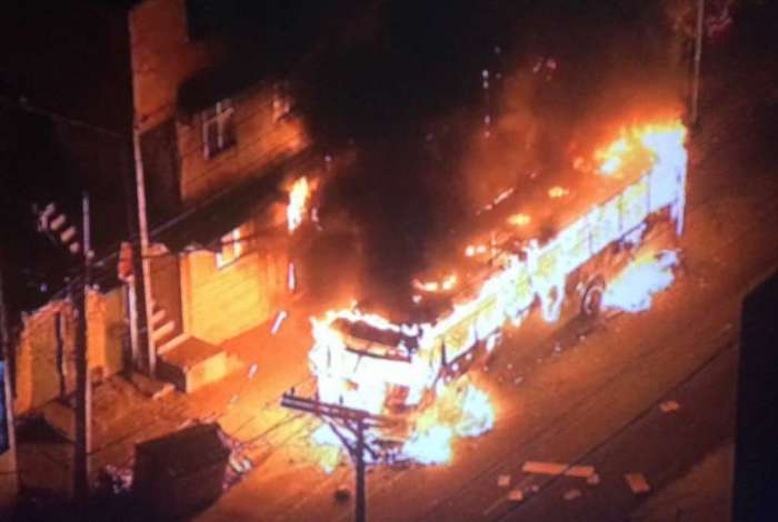 �nibus foi incendiado por moradores ap�s duas crian�as serem baleadas 