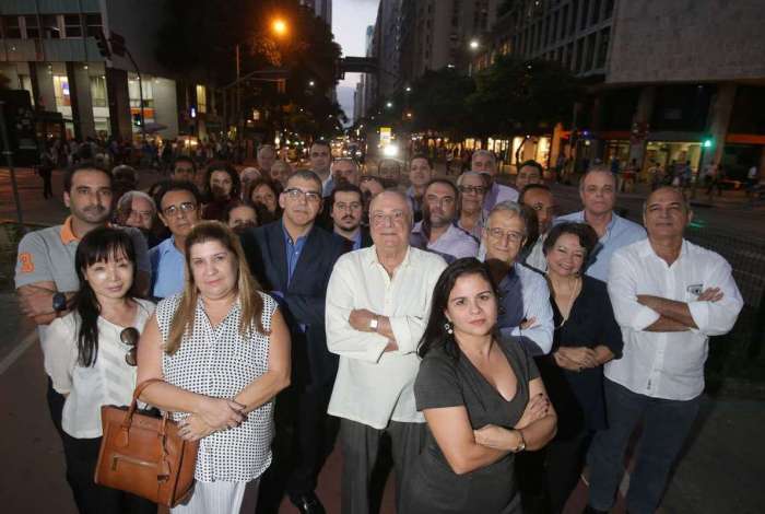 Marcelo Moura (ao centro, de terno e blusa azul), candidato da Chapa 2, impugnada, e outros corretores que apoiam a oposi��o