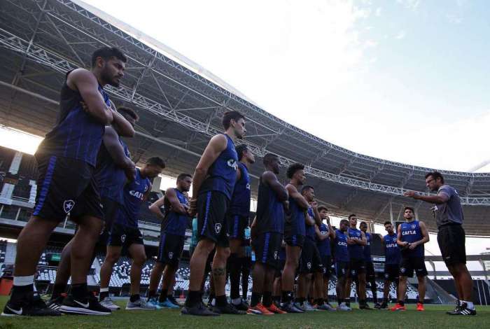 Alberto Valentim conversa com os jogadores do Botafogo no treino no Nilton Santos