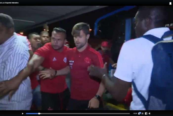 Torcedores do Flamengo cercaram ônibus com os atletas no aeroporto