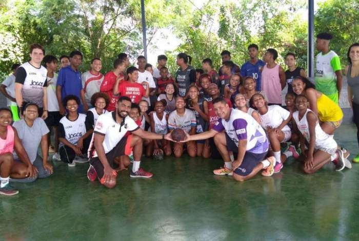 Atletas de handebol de Nova Igua�u s�o treinados por Andr� Lu�s Penudo