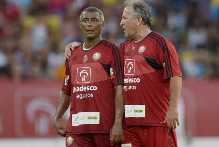 Romário ao lado de Zico em Jogo das Estrelas