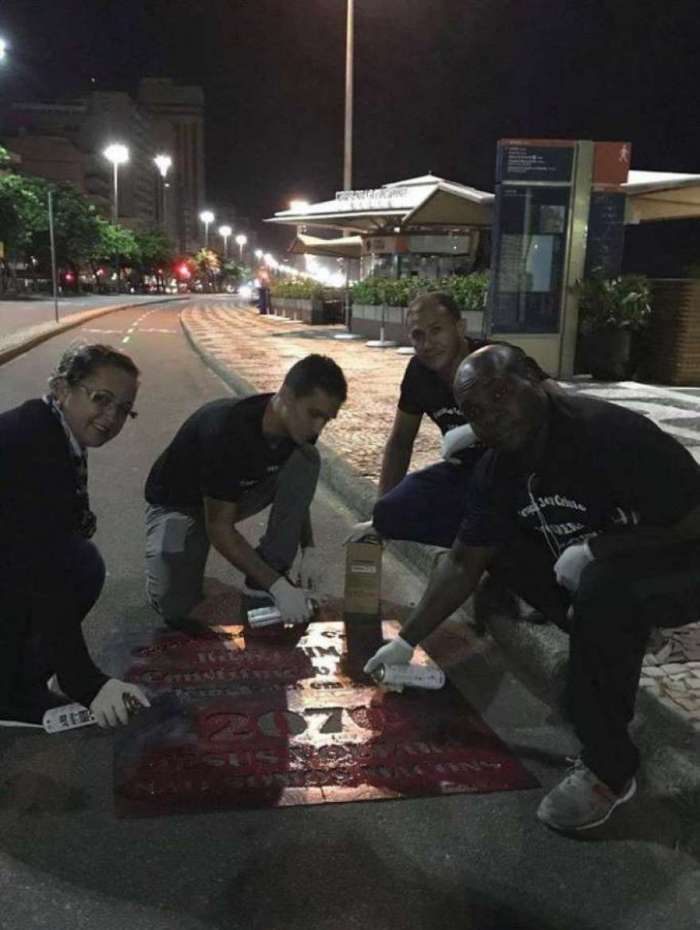 Em fotos no Facebook, religiosos exibem suas picha��es na ciclovia