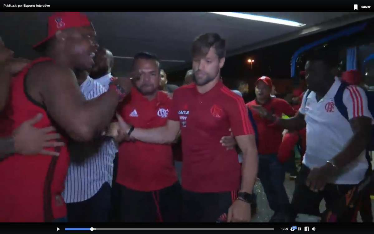 Torcedores do Flamengo cercam ônibus com os atletas no aeroporto - Reprodução/Esporte Interativo
