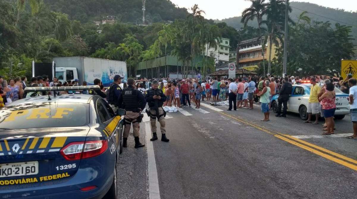 Corpos foram deixados na altura do km 486, em Angra dos Reis - Foto enviada ao WhatsApp do Dia