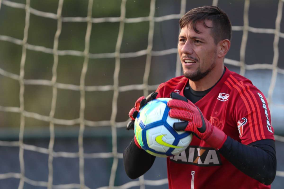 É o melhor goleiro do Brasil! Diego Alves leva o prêmio Bola de