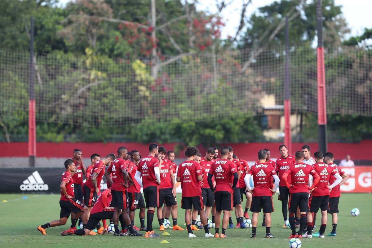 Todos estão sob pressão: jogadores e o técnico interino, Mauricio Barbieri - Gilvan de Souza / Flamengo