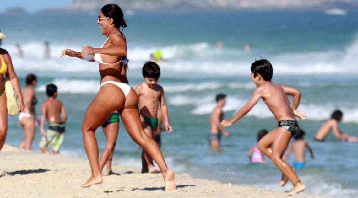 Juliana Paes mostra seu corpo escultural na praia com a famlia