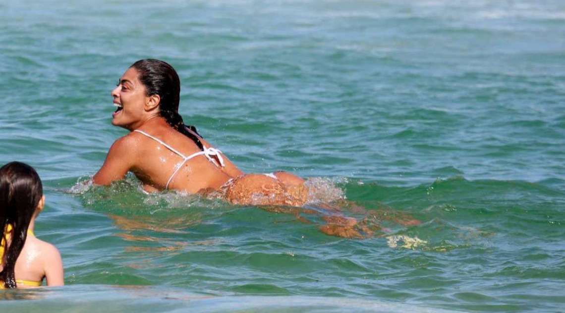 Juliana Paes curte dia de praia em famlia