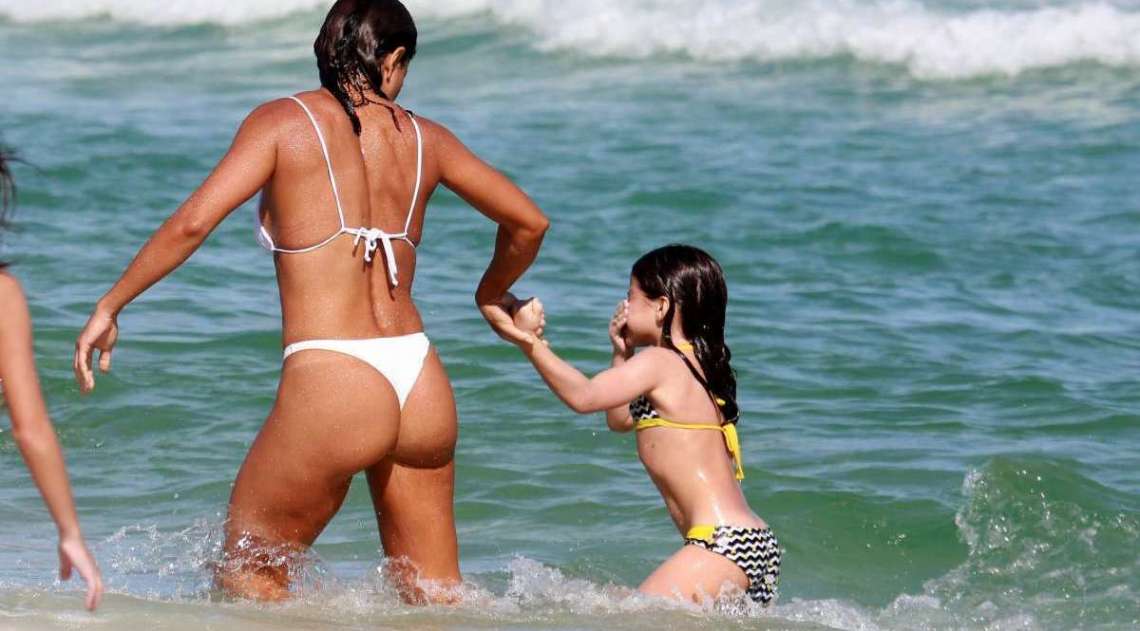 Juliana Paes curte dia de praia em famlia