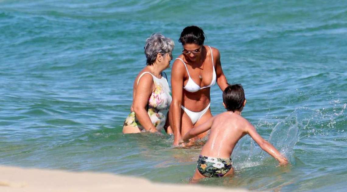 Juliana Paes mostra seu corpo escultural na praia com a famlia