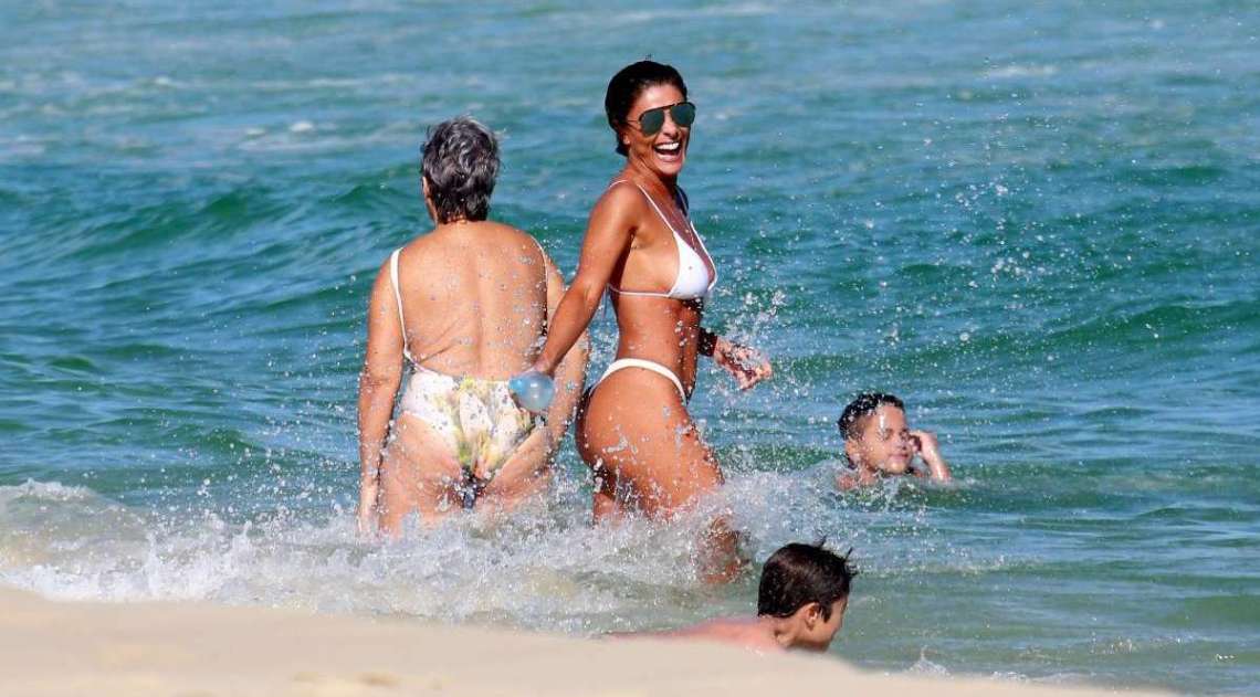 Juliana Paes mostra seu corpo escultural na praia com a famlia